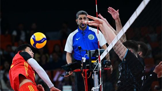 El seleccionado masculino de vóley venció a los locales por 3-2, pero se quedó sin chances de meterse entre los dos mejores y sacar pasaje directo a los próximos Juegos Olímpicos. / Gentileza.