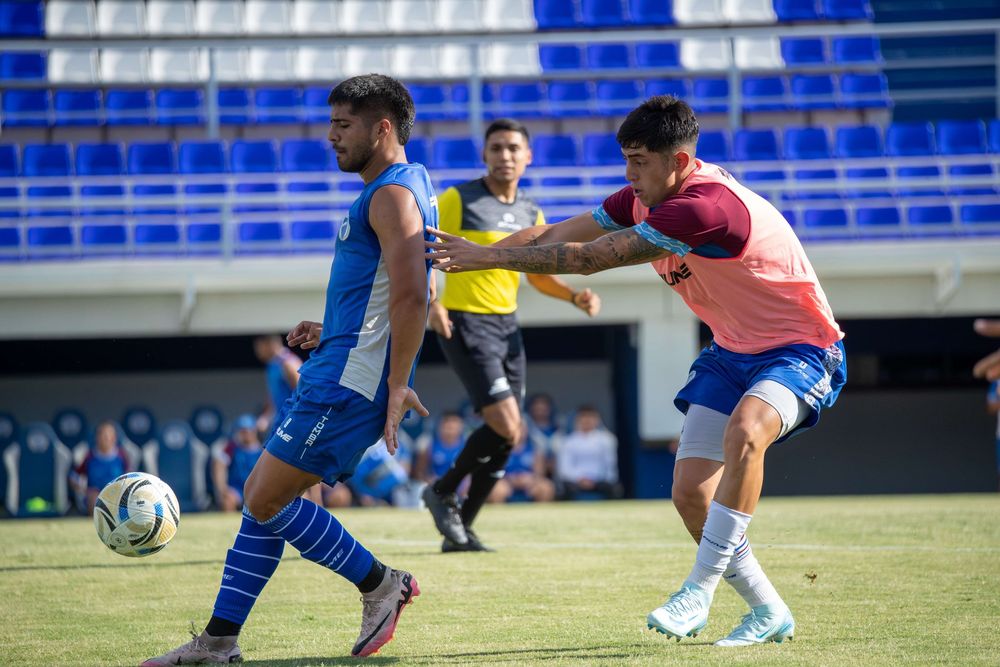 Godoy Cruz arrancó sus entrenamientos con partidos frente a la Reserva para afinar el rendimiento del equipo.