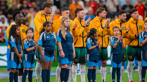 Australia escucha su himno antes del inicio del partido contra Turquía en el Mundial 2026.