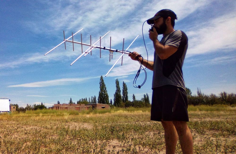 Tomás realiza la prueba de un equipo que terminó de armar hace unas horas. Durante este año se especializó en perfeccionar estos aparatos para radioaficionados. / Archivo.