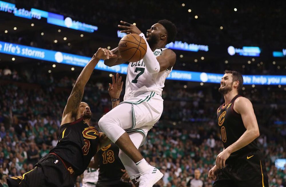 Boston Celtics quedó a un paso de la final de la NBA al vencer a los Cavaliers