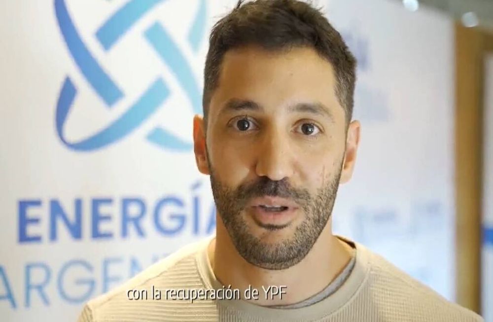 El abogado santacruceño conduce la empresa desde febrero de 2021. Es recibido en Pontificia Universidad Católica Argentina y posee un posgrado en Derecho del Petróleo y Gas Natural en Universidad de Buenos Aires.