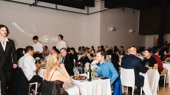 Un grupo de amigos de informáticos crearon un restaurante falso durante una noche y se volvieron virales en las redes sociales. Gentileza: 20 minutos.