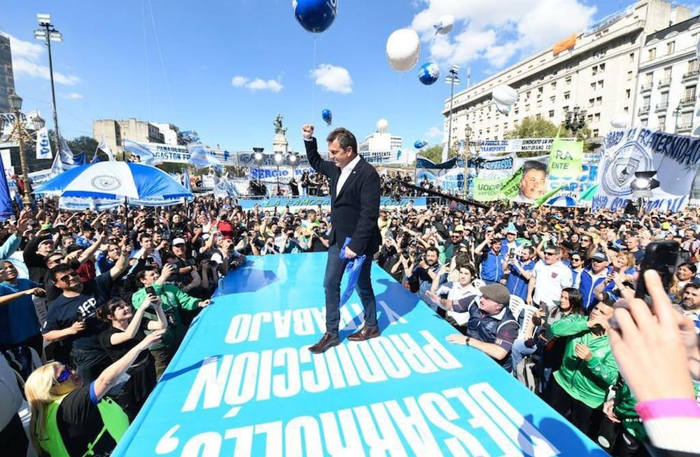 Sergio Massa, el ministro de Economía y candidato a Presidente por el oficialismo, habló ante los gremialistas y referentes sociales que marcharon al Congreso. Foto: Unión por la Patria