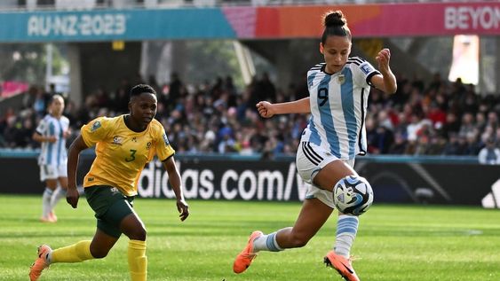 Argentina tiene que ganarle a Suecia y esperar que Italia no venza a Sudáfrica para poder soñar con la clasificación.