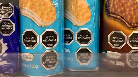 Los Andes | Con la aprobación de la ley, los contenidos que pueden resultar nocivos para la salud estarán resaltados mediante una octógono negro en los envases de los productos. (Foto: gentileza Lisandro Paolini desde Chile)