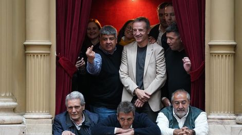 Moyano, Massa y los líderes de la CGT en una foto de archivo - Clarín