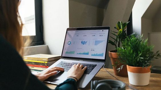 El IDC ha organizado una capacitación gratuita para comerciantes que quieran aprender sobre “E-commerce, IA y marketing: herramientas on-line para optimización de campañas, diseños y estrategias de segmentación de mercados”.