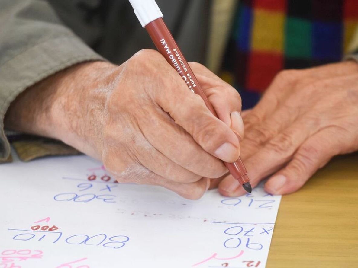 La aceptación de que a cierta edad la persona puede ser dejada de lado, no es algo sostenido en el pensamiento racional, sino en un prejuicio generado en algo imaginario.
