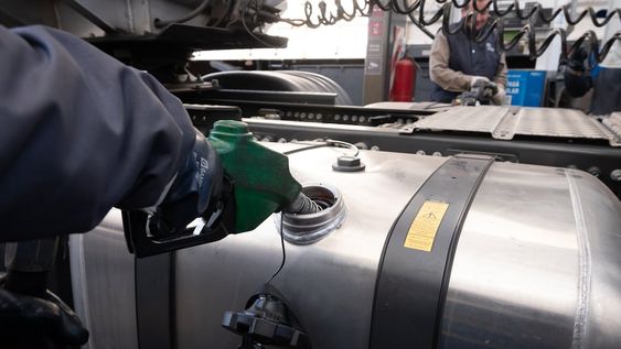 Transportistas denuncian que aún hay faltante de gasoil en varias provincias del país. Foto: Ignacio Blanco / Los Andes