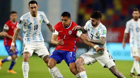 Alexis Sánches durante el duelo de eliminatorias ante Argentina (AP)