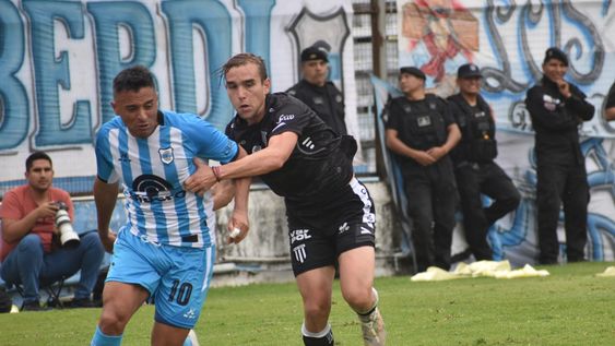 Facundo Nadalín le disputa el balón a Molina del Lobo jujeño.&nbsp;