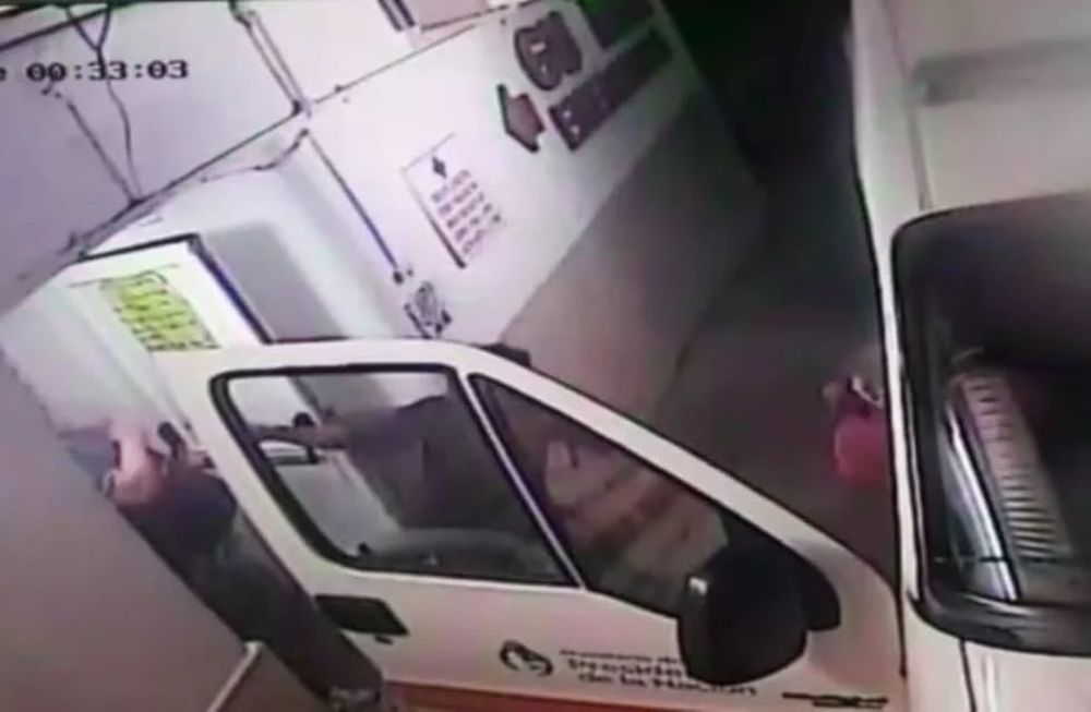 El hecho se registró anoche en la puerta de ese centro asistencial y la víctima fue identificada por los investigadores como Alejandro Vega