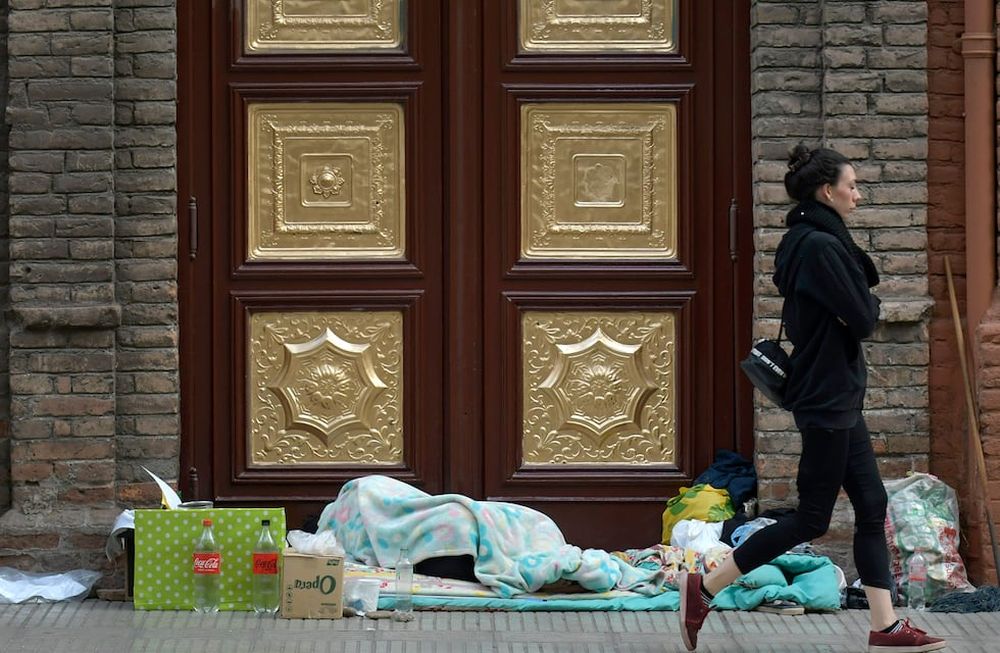 Pobreza e indigencia en MendozaAumentó el índice de pobres en nuestra provincia. Pobres viven y piden limosna en calle Colón y San MartínFoto: Orlando Pelichotti