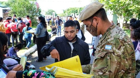 Una multitud de jóvenes se postuló para el servicio militar voluntario en Salta y hubo largas colas para inscribirse.