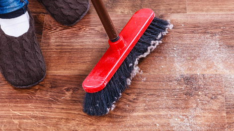 La técnica de limpieza que te ayuda a quitar el polvo de paredes y techos en segundos