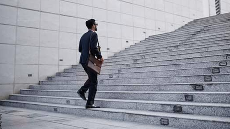 Esto significa soñar con subir o bajar escaleras.&nbsp;