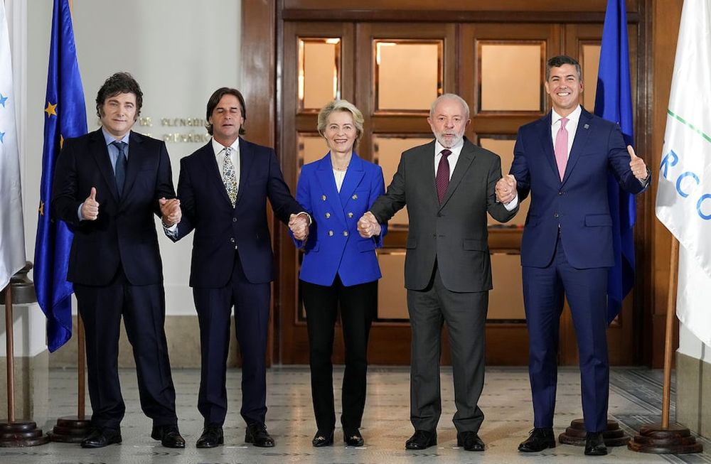 De izquierda a derecha: el presidente de Argentina, Javier Milei, el presidente de Uruguay, Luis Lacalle Pou, la presidenta de la Comisión Europea, Ursula von der Leyen, el presidente de Brasil, Luiz Inácio Lula da Silva, y el presidente de Paraguay, Santiago Peña, posan para una fotografía durante la Cumbre del Mercosur en Montevideo, Uruguay. Viernes 6 de diciembre de 2024.