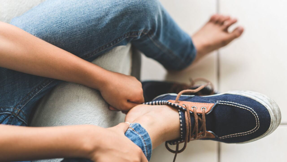 que significa sacarse las zapatillas sin desatarse los cordones, segun la psicologia