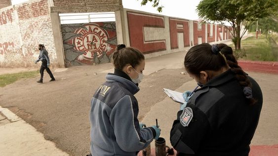 Policía Científica realizó peritajes en las inmediaciones del estadio tras el ataque a tiros. Foto: Orlando Pelichotti / Los Andes