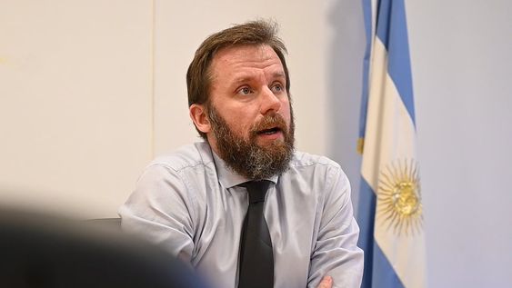 Despidieron a dos funcionarios por contratar un catering millonario.