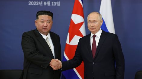 Los Andes | ARCHIVO - El presidente de Rusia, Vladímir Putin, a la derecha, y el líder norcoreano, Kim Jong Un, se estrechan la mano en una reunión en el cosmódromo de Vostochny a las afueras de Tsiolkovsky, a unos 200 kilómetros (125 millas) de la ciudad de Blagoves