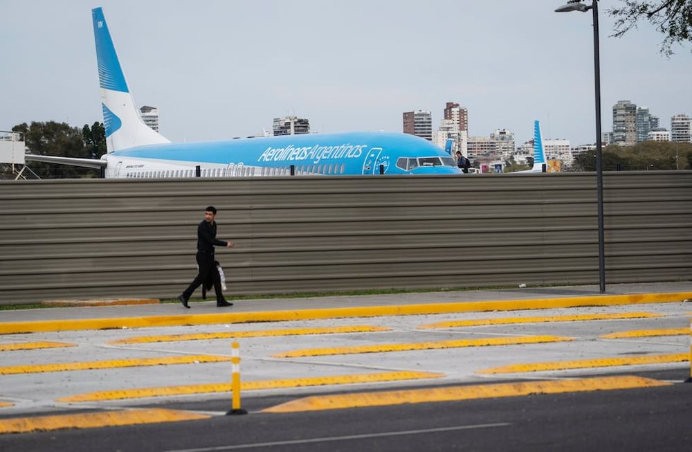 Un avión de Aerolíneas Argentinas se encuentra en el aeropuerto Jorge Newbery, parcialmente afectado por una huelga de trabajadores por aumentos salariales en Buenos Aires, Argentina, el jueves 19 de septiembre de 2024. (AP Foto/Rodrigo Abd)