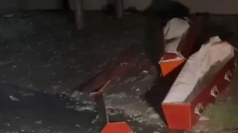 Por los fuertes vientos, dos ataúdes salieron disparados de una funeraria en Pilar. Gentileza: Diarios Bonaerenses.