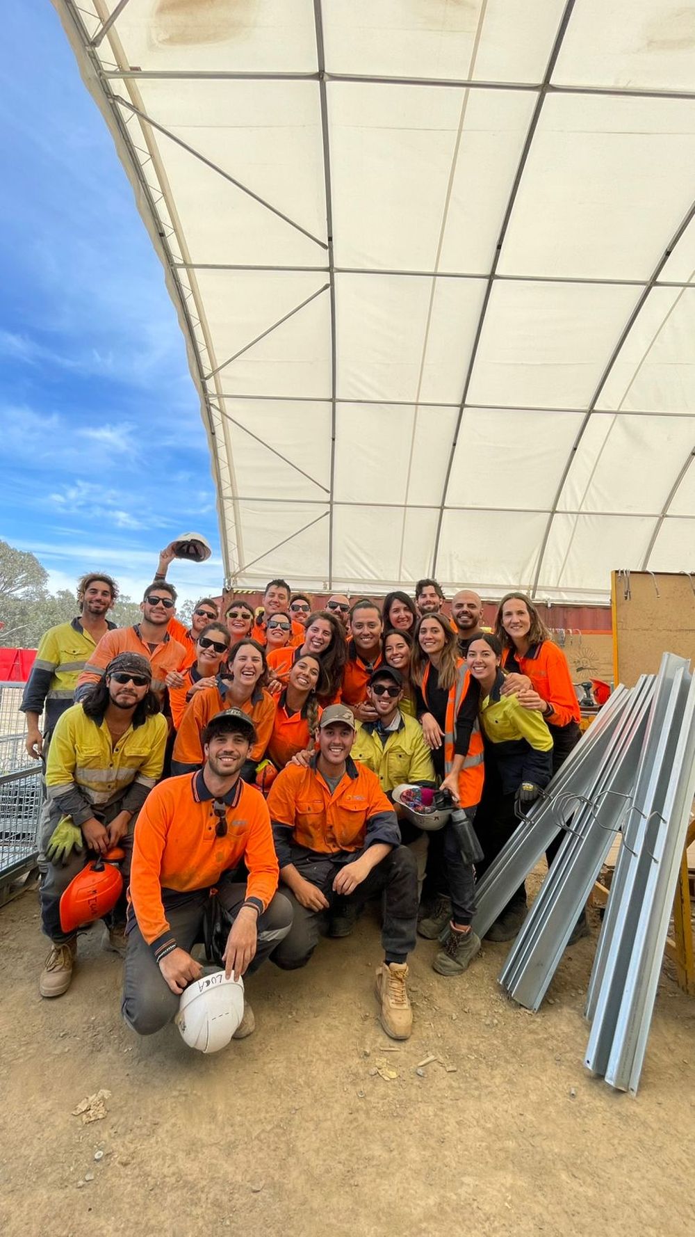 Bruno junto a sus compañeros extranjeros trabajando en una granja de energía solar. 