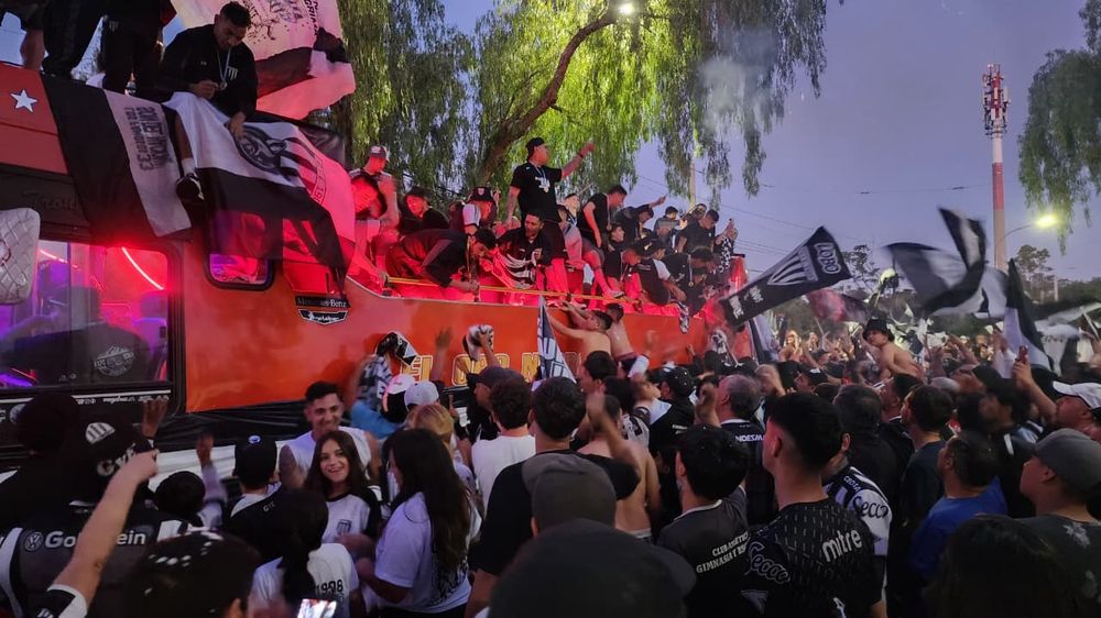 El plantel del Lobo llegó a Mendoza y una multitud lo esperaba en el aeropuerto. &nbsp;