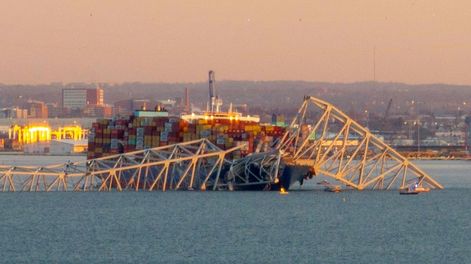 La estructura de acero del puente Francis Scott Key se encuentra encima de un barco portacontenedores después de que el puente colapsara en Baltimore, Maryland, el 26 de marzo de 2024. El puente se derrumbó después de ser golpeado por un barco portacontenedores, enviando varios vehículos y hasta 20 gente hundiéndose en el puerto de abajo. (Gentileza)