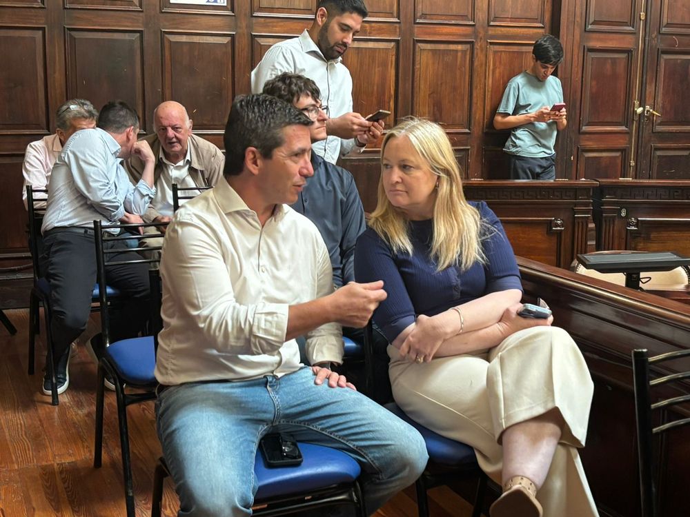 La vicegobernadora, Hebe Casado y el presidente de la C&aacute;mara de Diputados, Andr&eacute;s Lombardi presenciando el tratamiento de los proyectos mineros en Senadores.&nbsp;