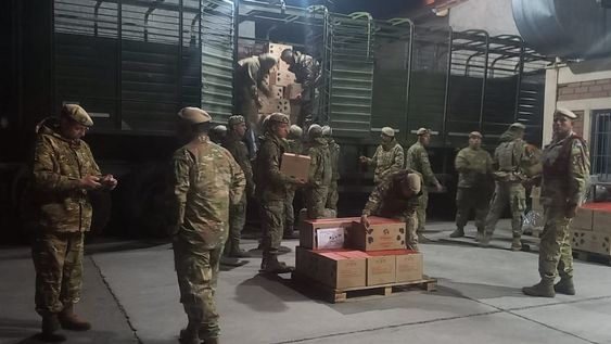 Llegaron los primeros 13.000 kilos de leche de Capital Humano a Mendoza. Fue este domingo por la noche, se aguardan en total 90.000 kilos del stock de alimentos que el área tenía acopiados y sin distribuir. | Foto: Conin