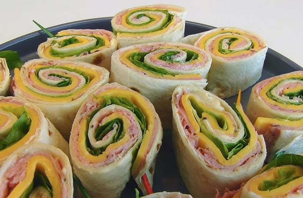 Rolls de jamón y queso en casa.