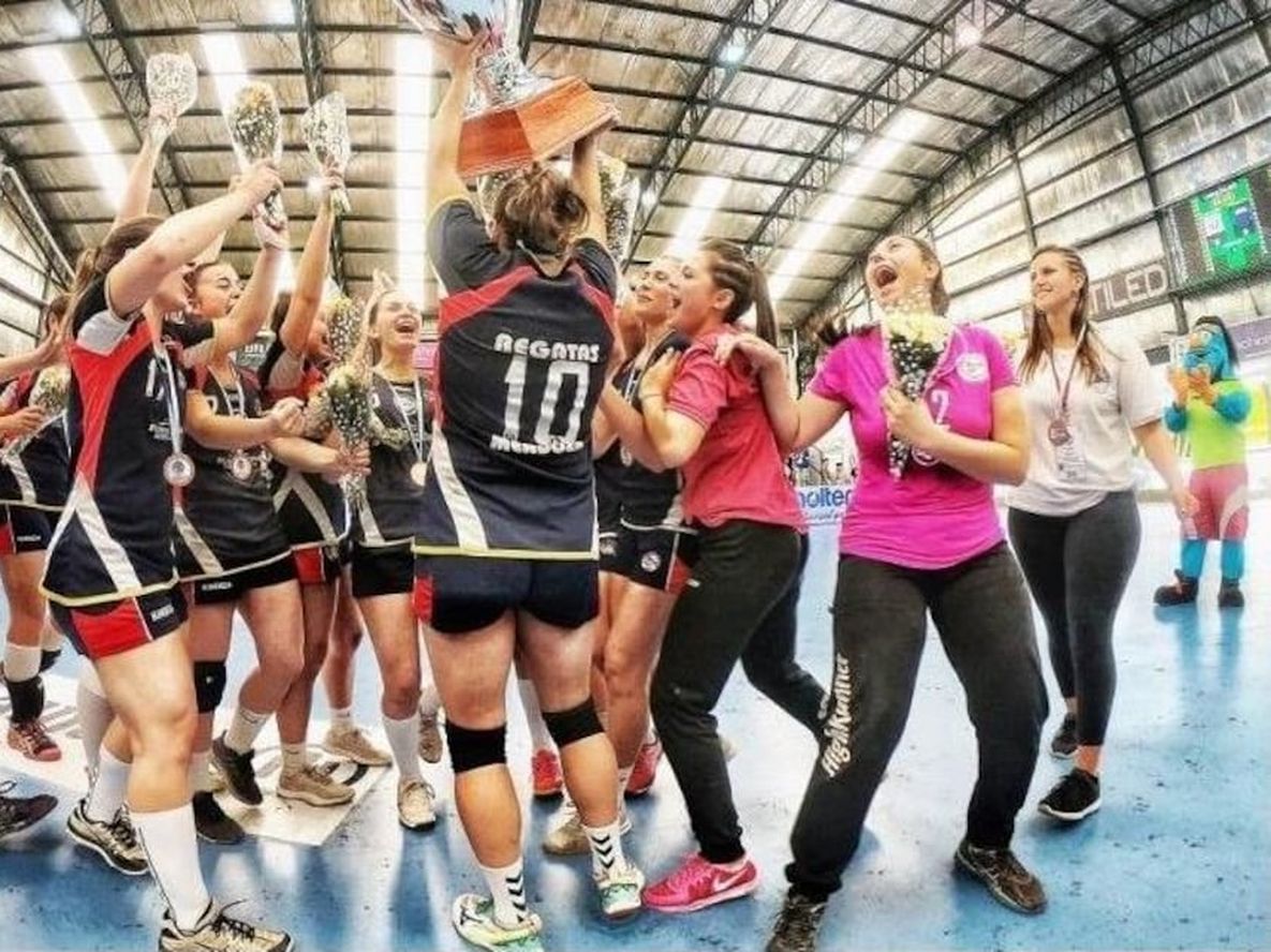 Balonmano: Regatas se quedó con una copa gigante de bronce