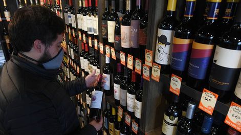 Los Andes | La salida del aislamiento, la pérdida del poder adquisitivo de los salarios y los aumentos de precios, llevaron a que los argentinos compraran menos vino el año pasado. / Foto: José Gutierrez / Los Andes