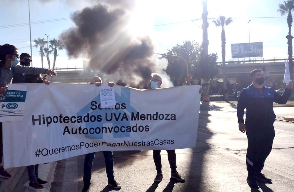 Los deudores de créditos UVA se manifestaron en Mendoza al igual que hicieron otros en varios puntos del país. Foto: Hipotecados UVA Mendoza