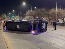 Vuelco del furgón de Infantería con siete policías heridos tras un choque en Costanera