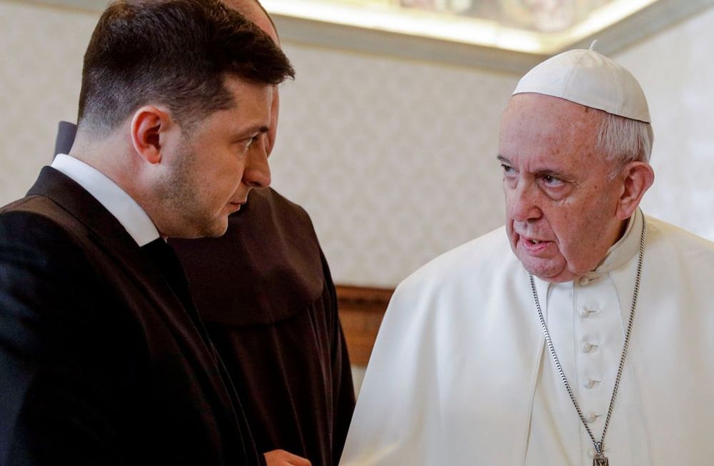 En esta foto de archivo de 2020, el Papa Francisco intercambia palabras con el presidente ucraniano Volodymyr Zelensky durante una audiencia privada en el Vaticano.