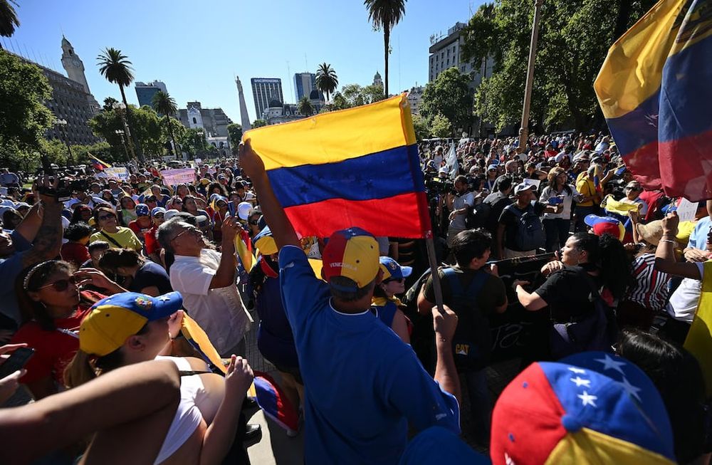 Manifestantes venezolanos se concentraron en la Plaza de Mayo para reclamar libertad en ese país y un proceso de transición mañana entre el presidente Nicolás Maduro y Edmundo González Urrutia. Foto: JUAN FOGLIA/NA.