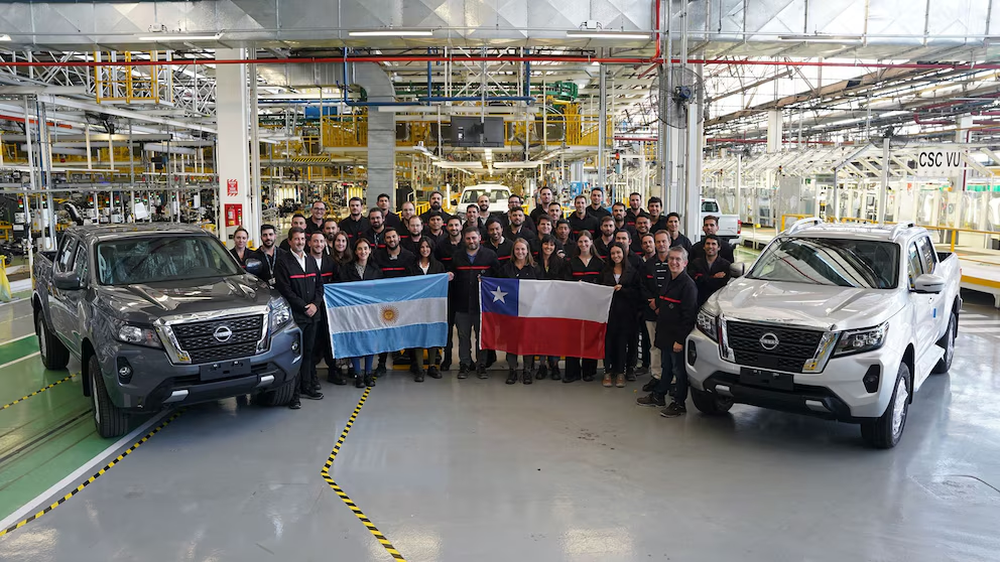 En 2 años cambió el escenario para Nissan. Argentina fabricaba la pick-up Frontier y la exportaba a Chile. Hoy Chile ya no tiene filial oficial sino una tercerización de la operación comercial y Argentina no fabrica más en el país.