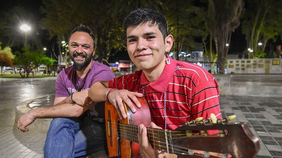 Gabriel repara instrumentos y da clases de música. Su alumno Joel conserva la guitarra que le regaló y canta “a la gorra”. Foto: Mariana Villa / Los Andes