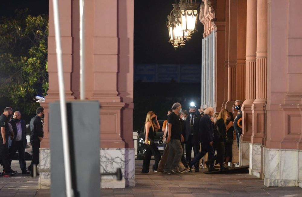 Multitudinaria despedida a Diego Armando Maradona en la Casa Rosada.
