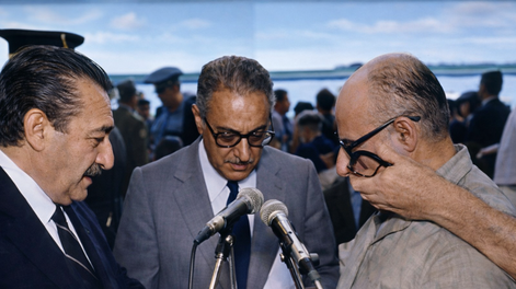 El presidente Raúl Alfonsín recibió las Llaves de la Ciudad de manos del intendente de la Capital, Julio César Rivera, en una Vendimia 1984 marcada por la presencia institucional y el clima de reencuentro cívico.