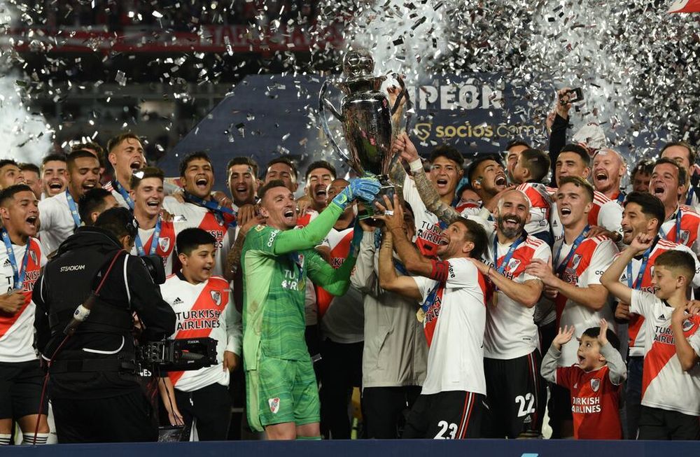 El plantel de River Plate levanta la copa del torneo de la Liga Profesional de Fútbol./ Gentileza.
