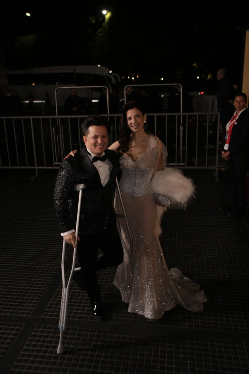 Dario Lopilato llegó con muletas a la gala de los Martín Fierro.