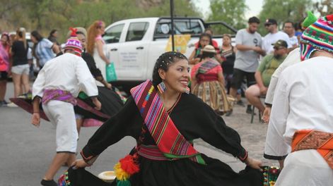 Los Andes | Entre colores y bailes, los espectadores de los cerros pasaron un entretenida tarde en la previa a la Fiesta Nacional de la Vendimia. - Ignacio Blanco / Los Andes
