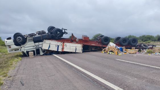 Volcó un camión en ruta 7 y hubo demoras en el tránsito a la altura de La Paz.