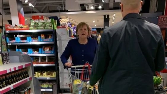 Angela Merkel comprando en el supermercado cuando era Canciller de Alemania. / Foto: Gentileza