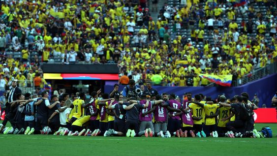 Los jugadores de Ecuador en el centro de la campo de juego celebrando de emoción un día histórico frente a un estadio colmadísimo. Histórico y Nos hicieron llorar de orgullo: el desahogo de la prensa ecuatoriana tras el batacazo ante Alemania.&nbsp; &nbsp;